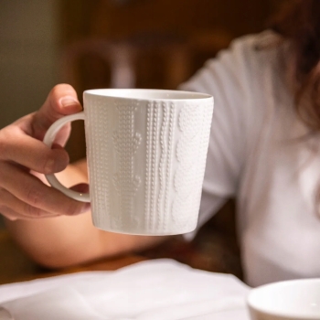 Kubek porcelanowy świateczny w sweterku Zimowy Blask 380 ml
